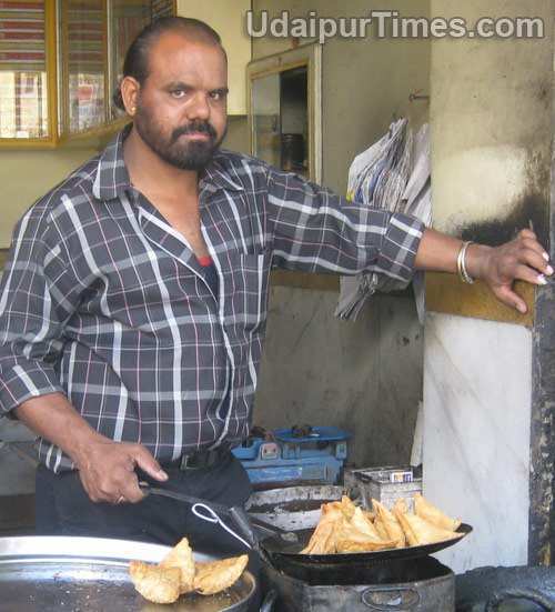 Ayad ke Samosa (Bohra Ganpati Mishthan)